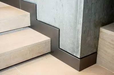 石材台阶与金属踢脚,展厅踢脚设计